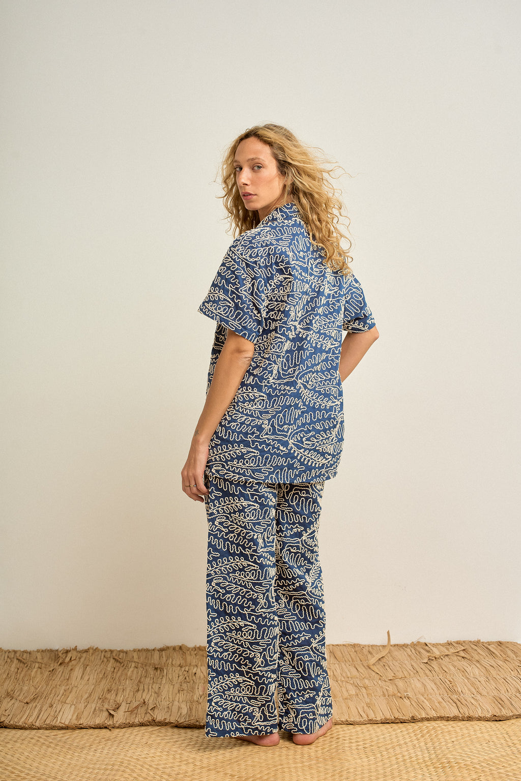 CALÇA BORDADA AZUL MARINHO