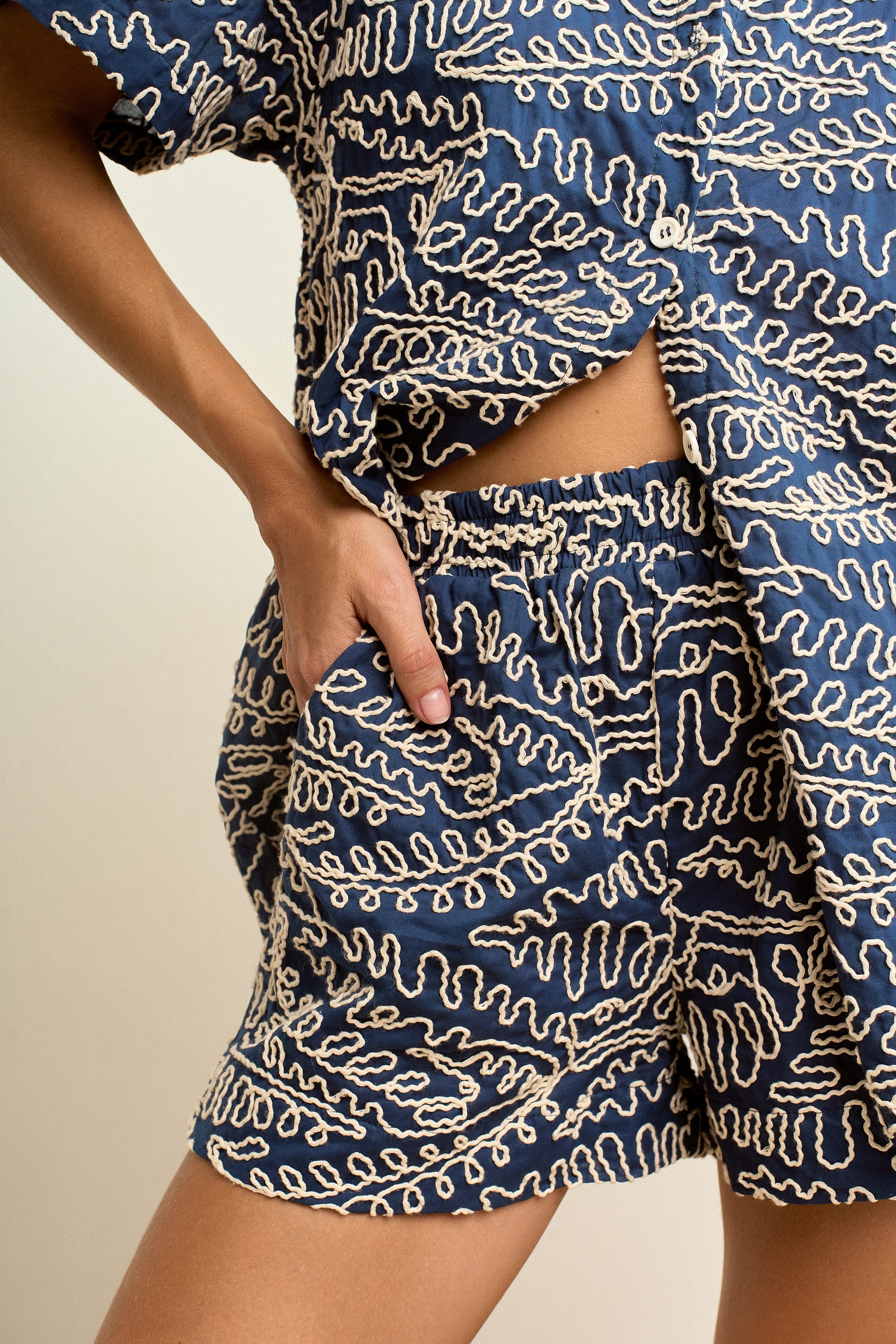 SHORT BORDADO AZUL MARINHO