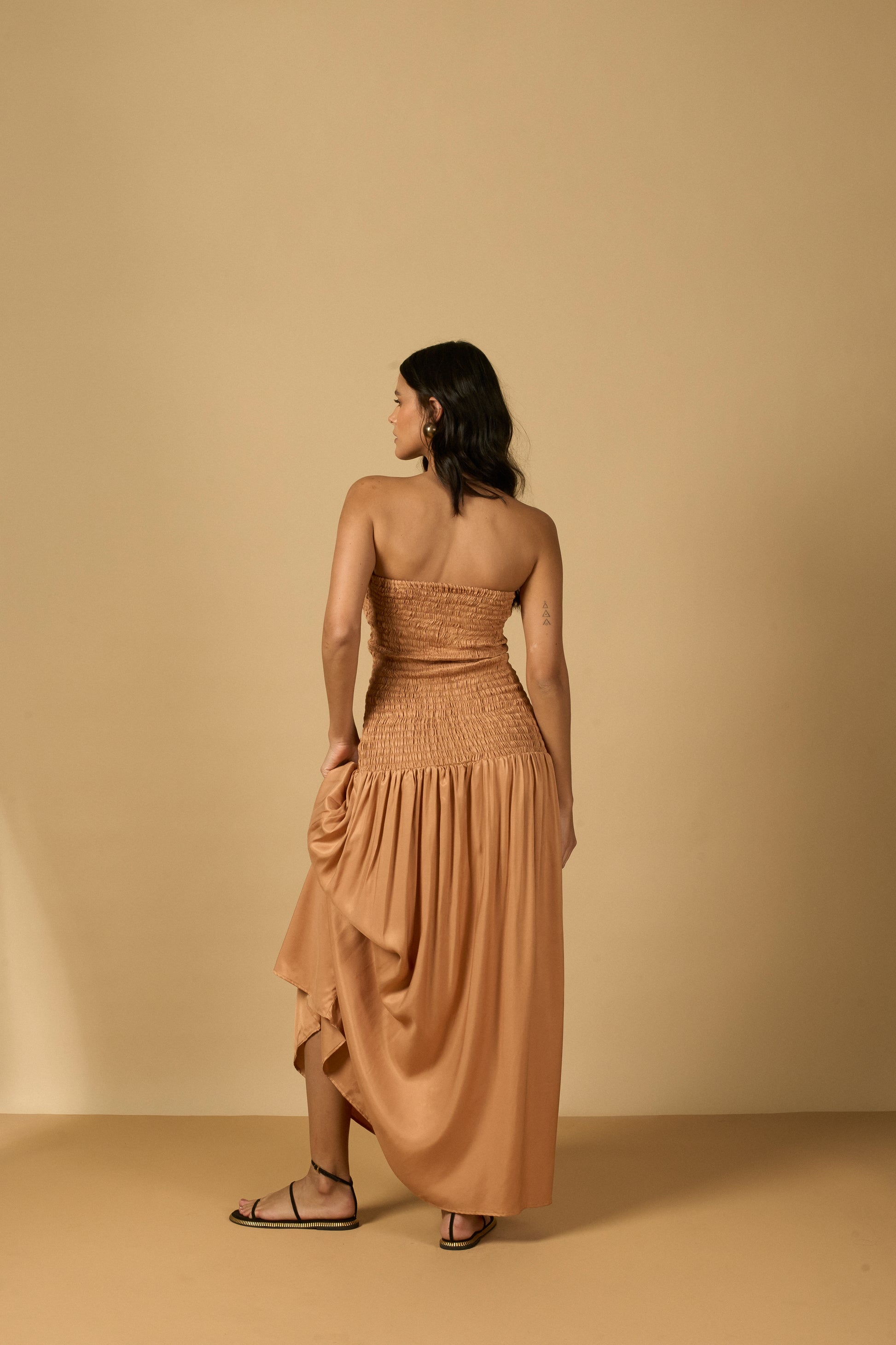 VESTIDO CINTURA BAIXA NUDE ACETINADO