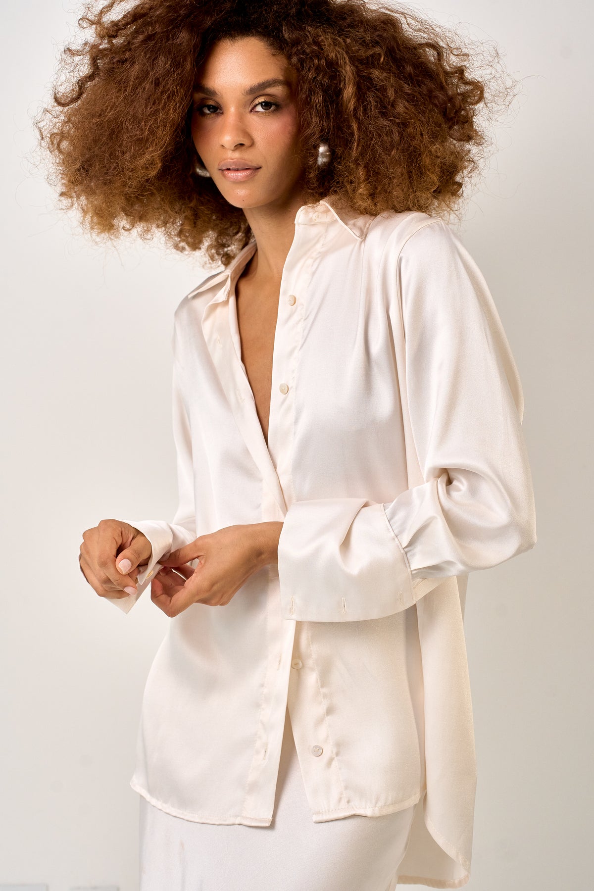 CAMISA ACETINADA OFF WHITE