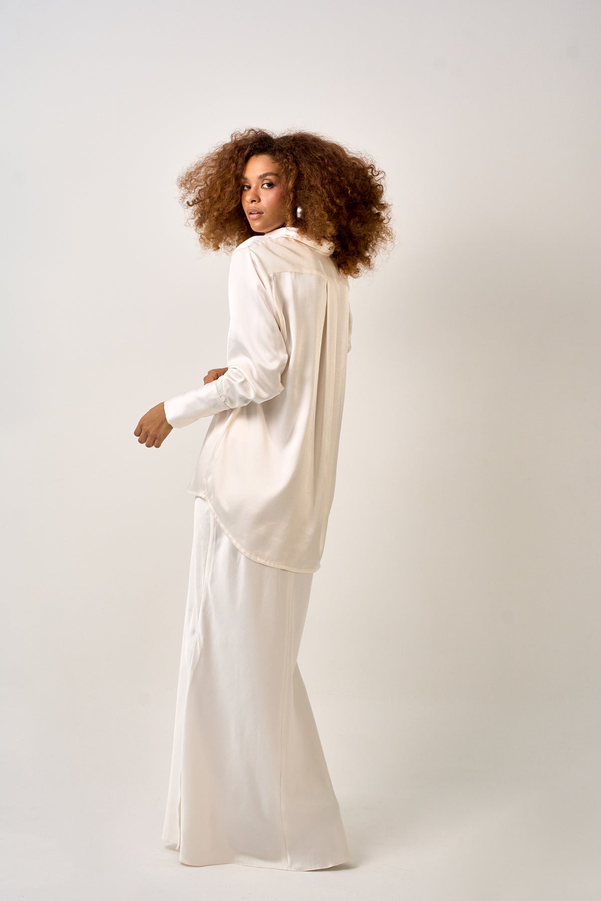 CAMISA ACETINADA OFF WHITE