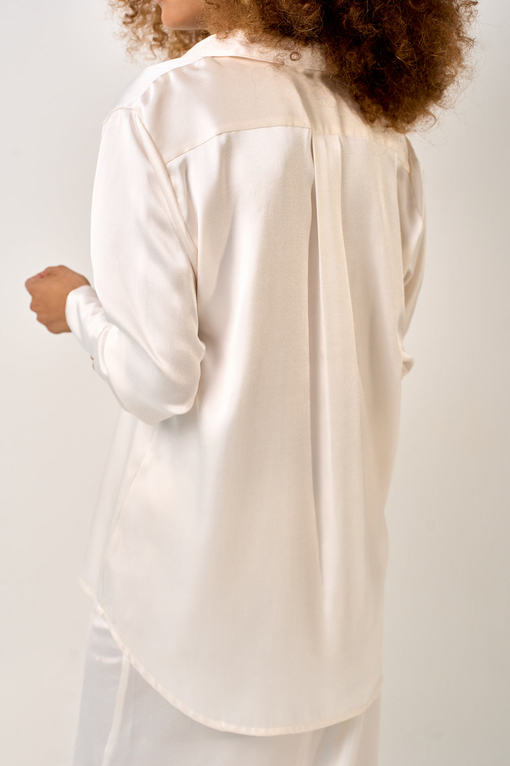 CAMISA ACETINADA OFF WHITE
