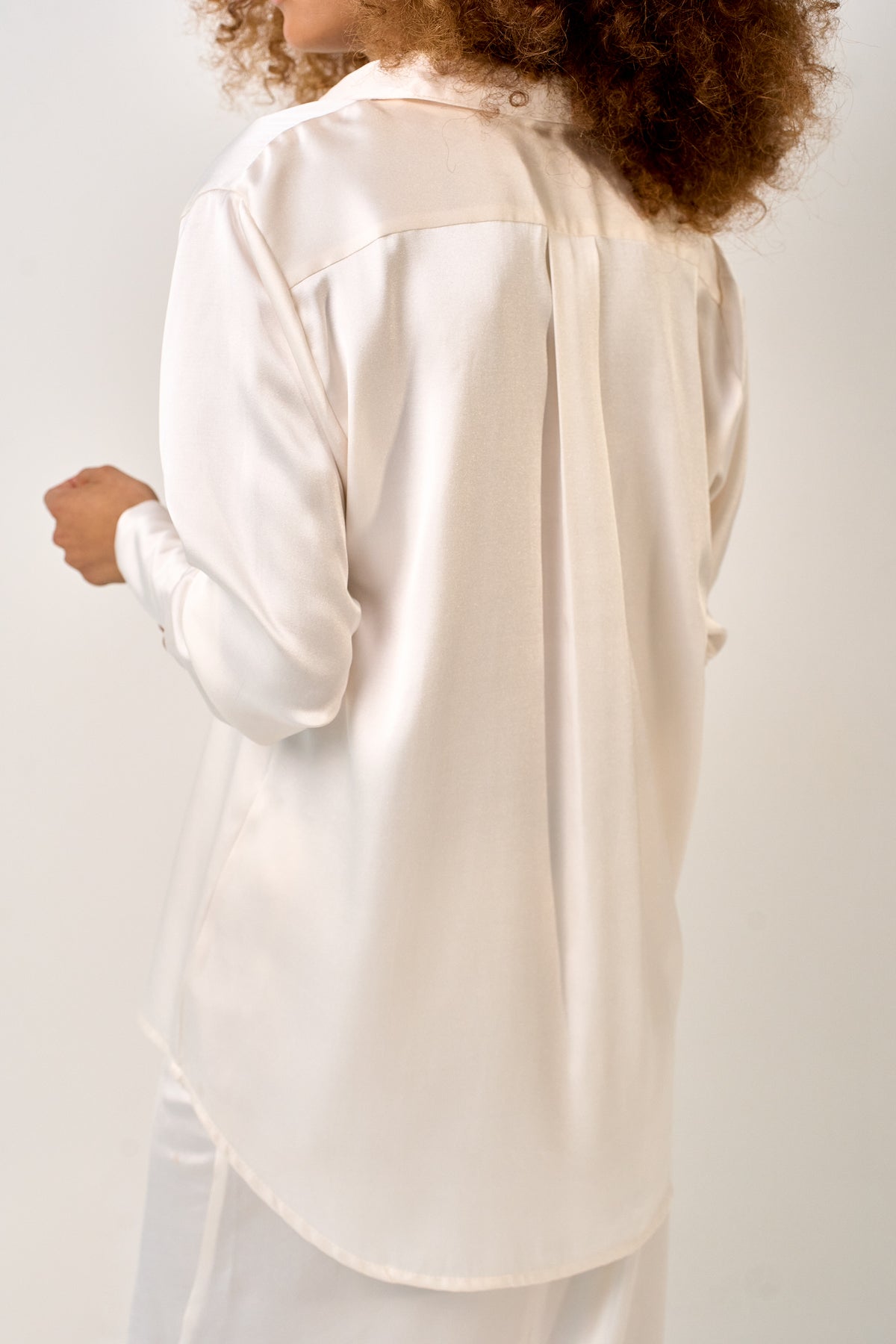 CAMISA ACETINADA OFF WHITE