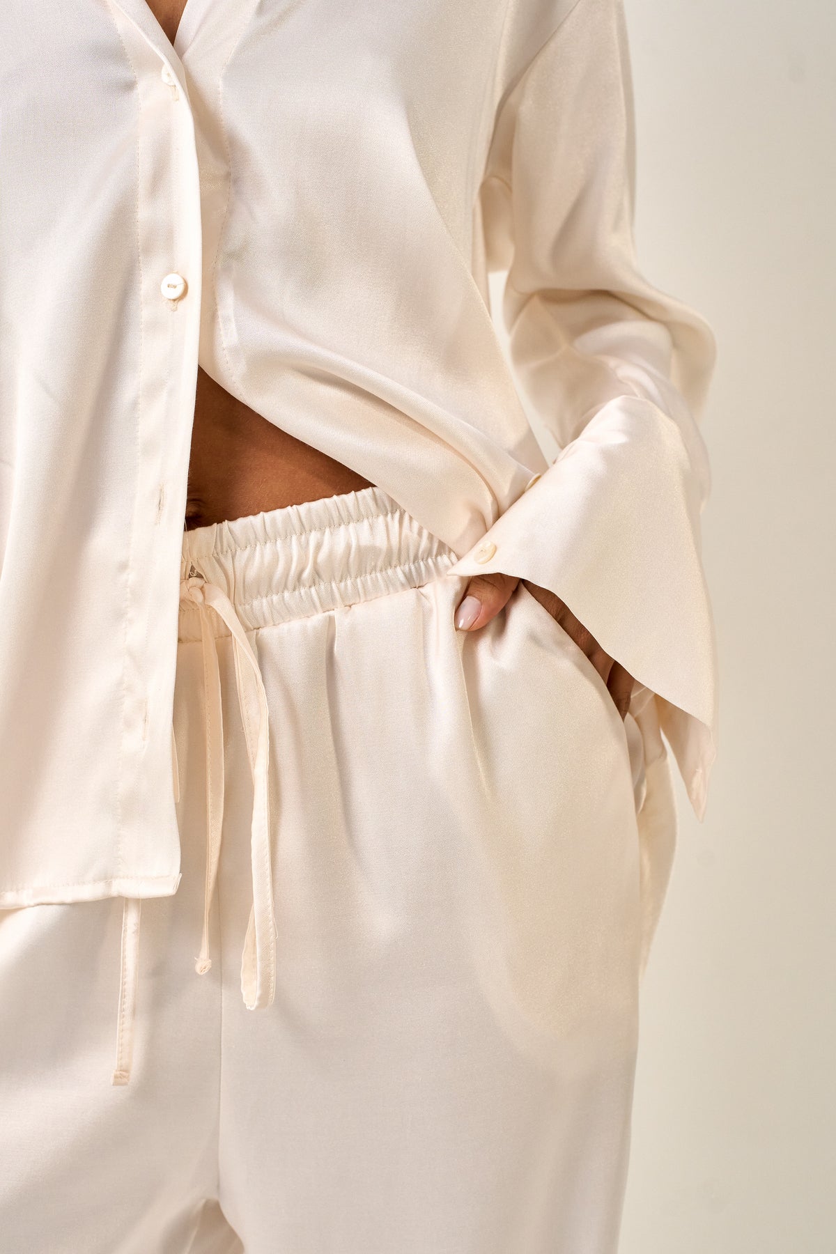 CONJUNTO CALÇA + CAMISA ACETINADA OFF WHITE