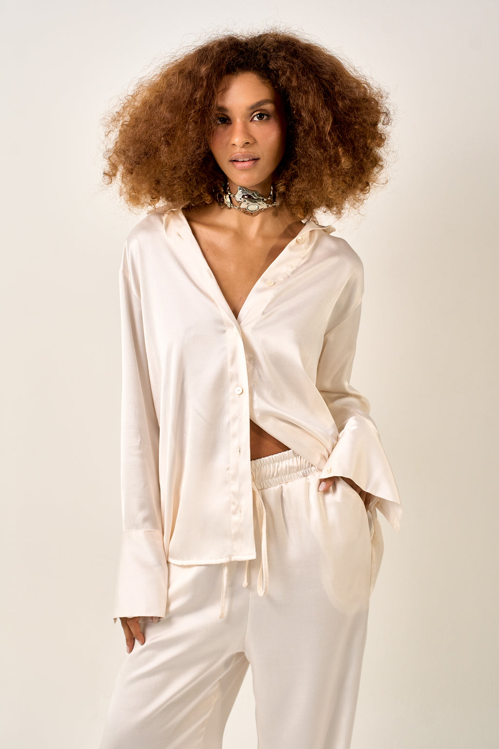 CONJUNTO CALÇA + CAMISA ACETINADA OFF WHITE