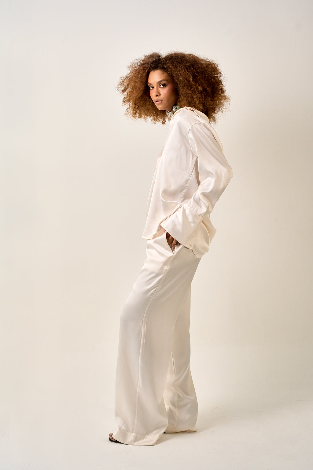 CONJUNTO CALÇA + CAMISA ACETINADA OFF WHITE