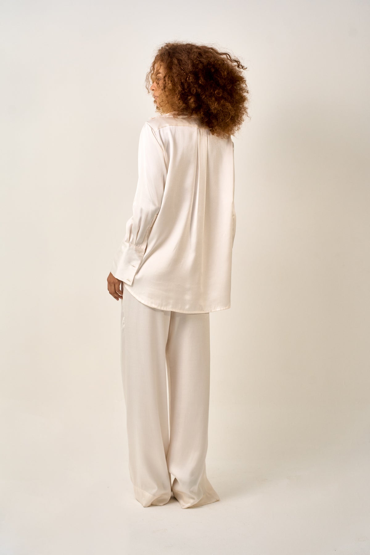CALÇA ACETINADA OFF WHITE