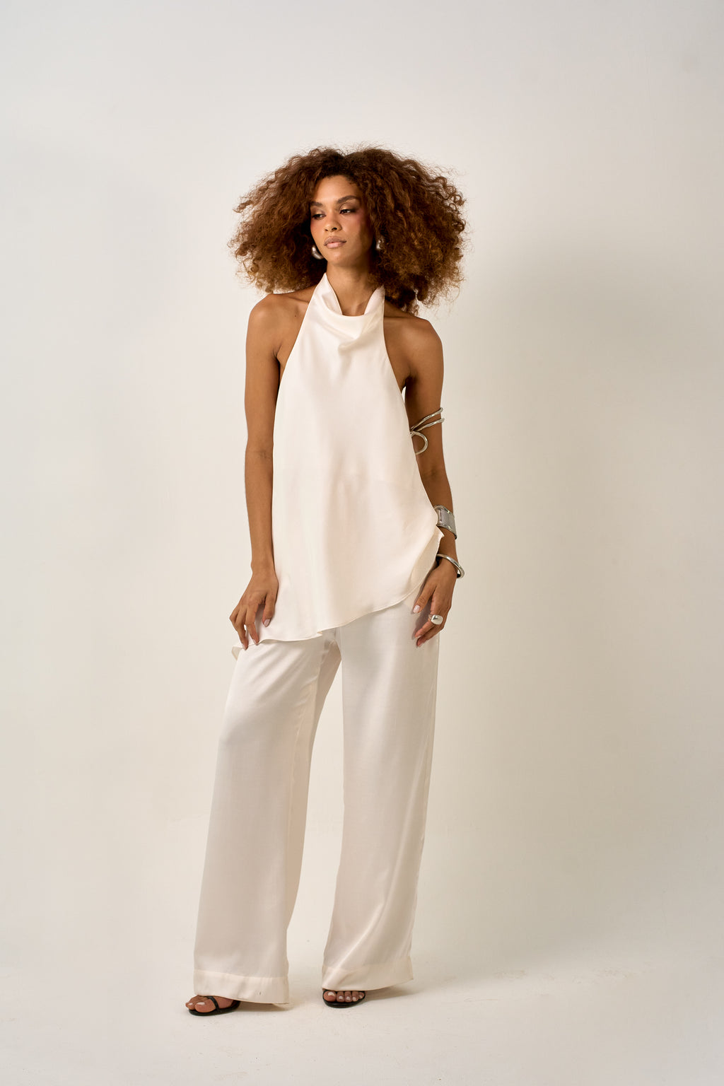 CONJUNTO CALÇA + BLUSA ACETINADA OFF WHITE