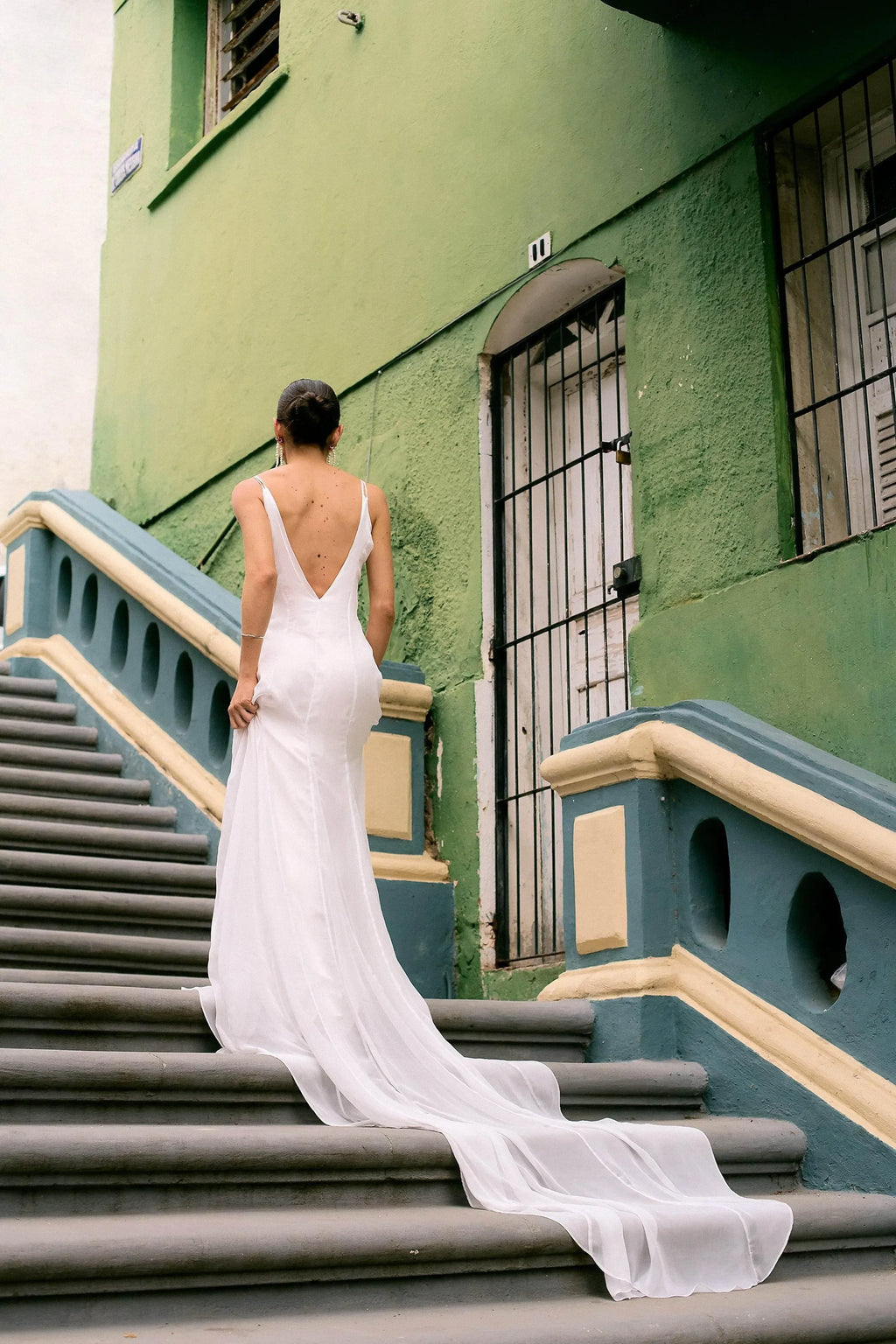 VESTIDO CAPA AYLA COM CAUDA - BOOBOO Bride