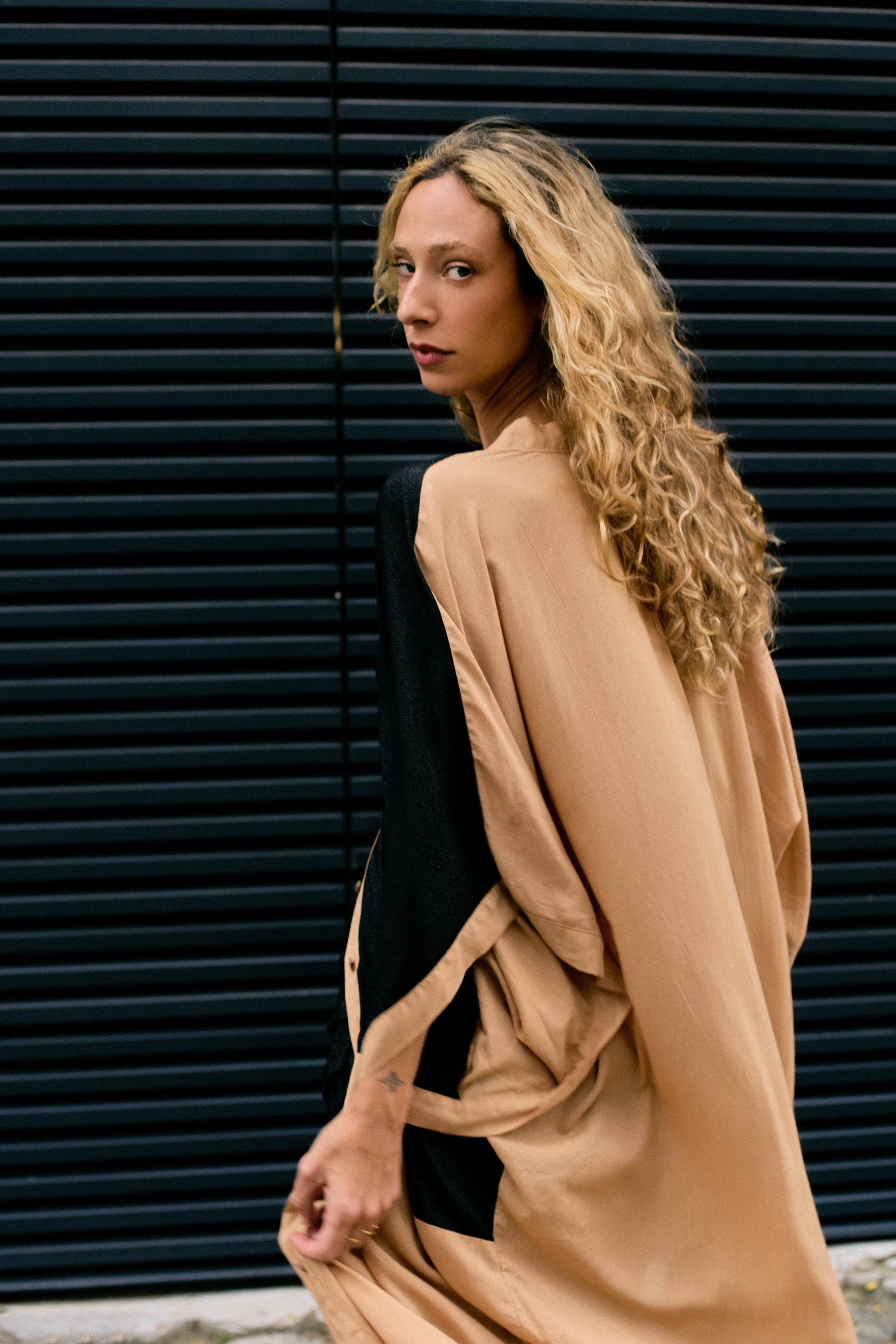 KAFTAN DUAL PRETA E AREIA - BOOBOO