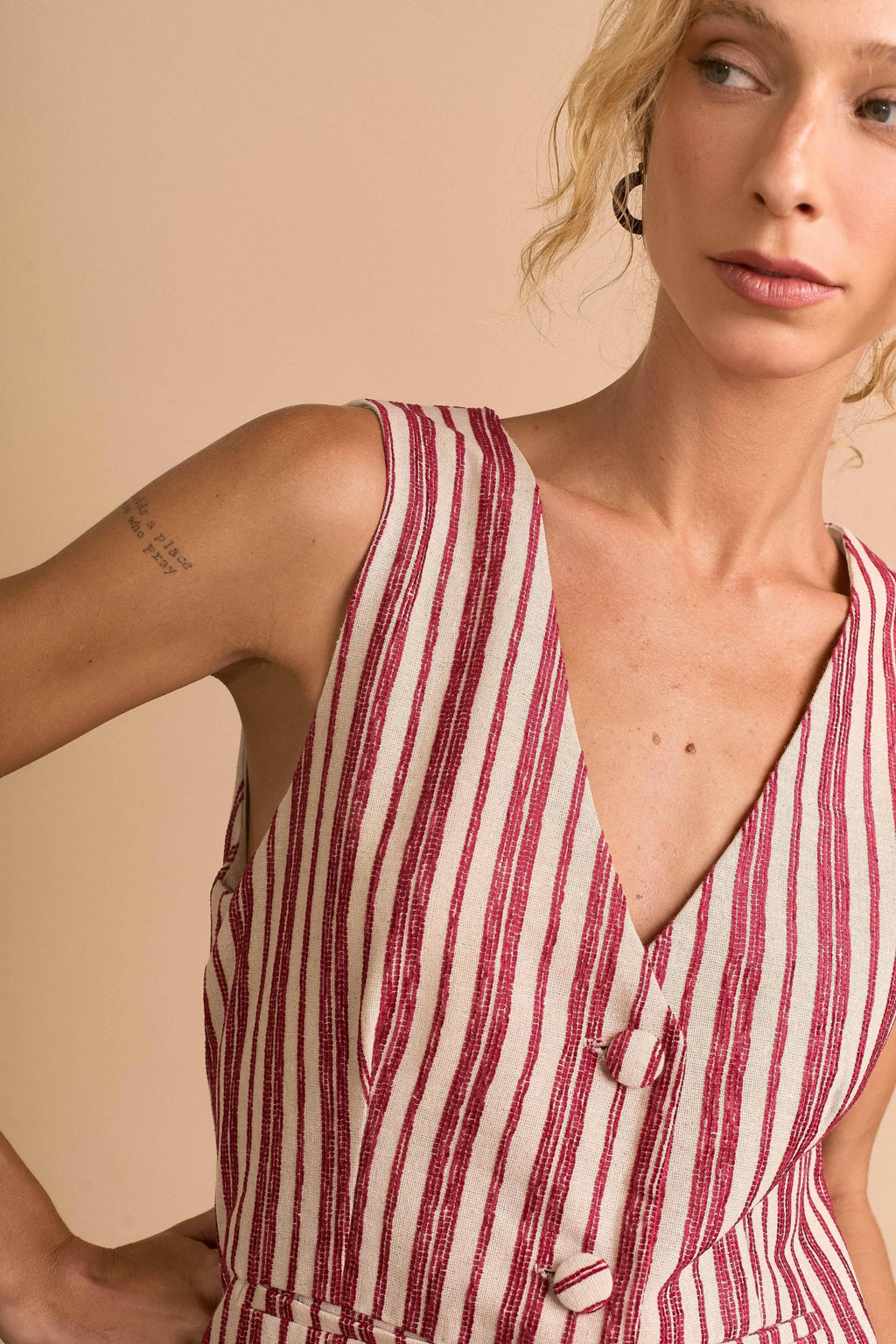 COLETE LISTRADO VINHO E AREIA-BOOBOO