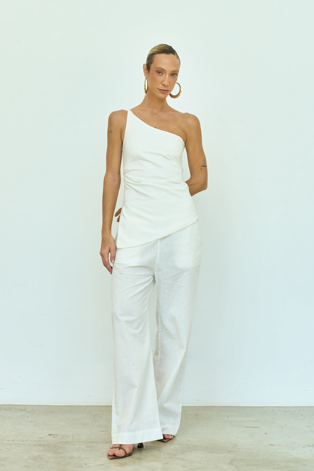 BLUSA ASSIMÉTRICA OFF WHITE