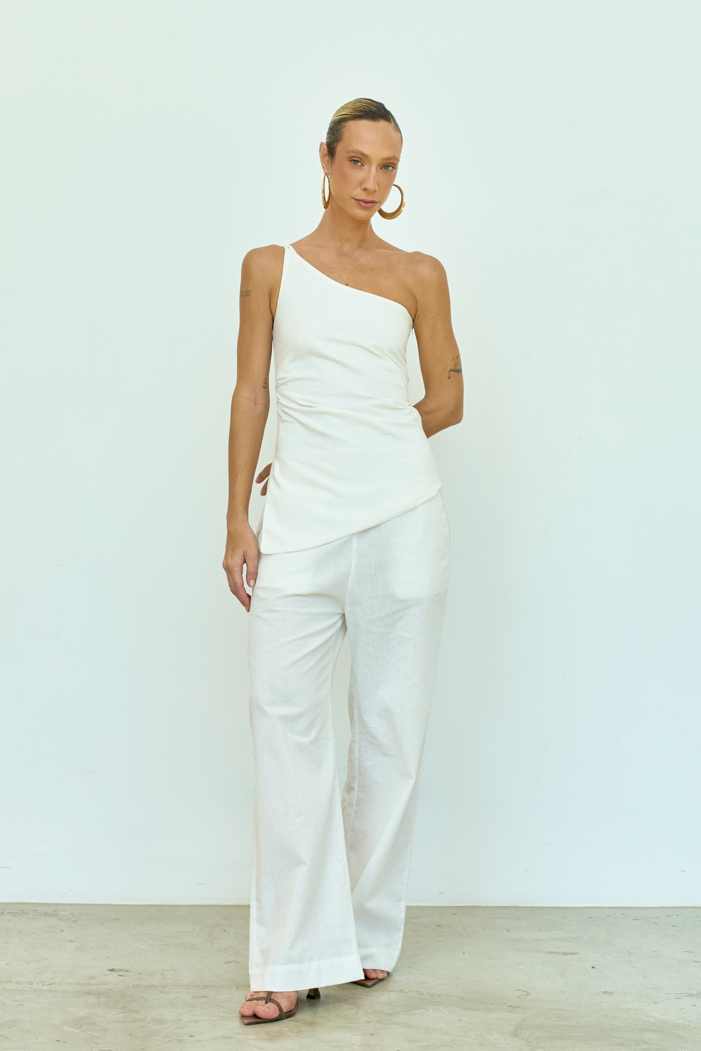BLUSA ASSIMÉTRICA OFF WHITE