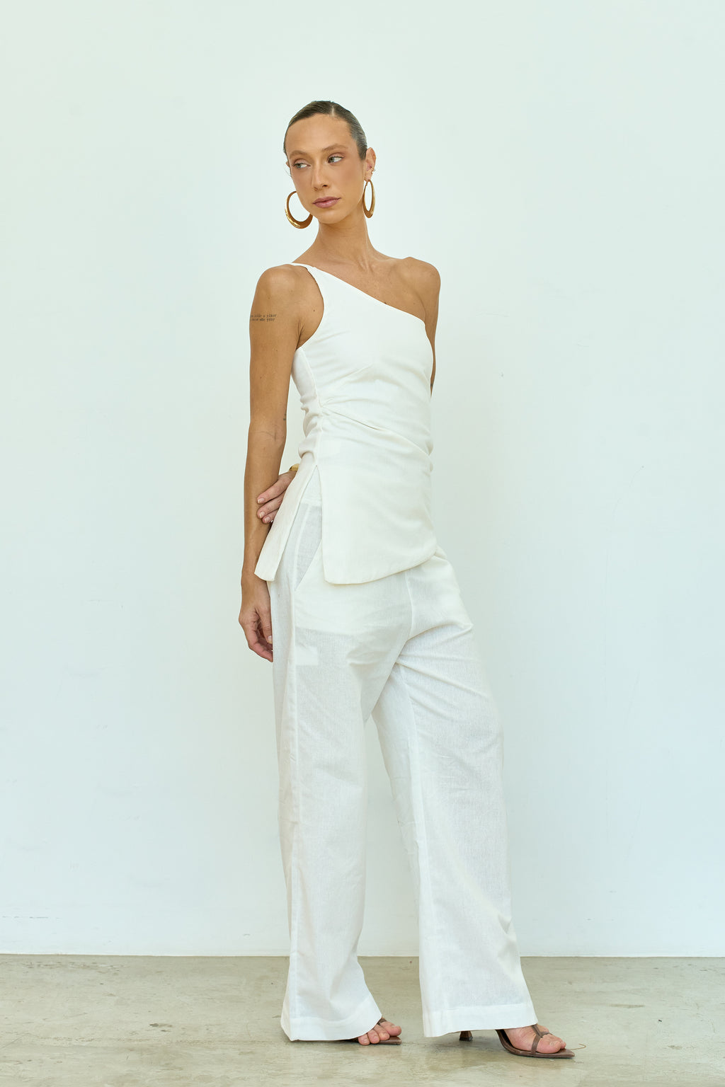 BLUSA ASSIMÉTRICA OFF WHITE