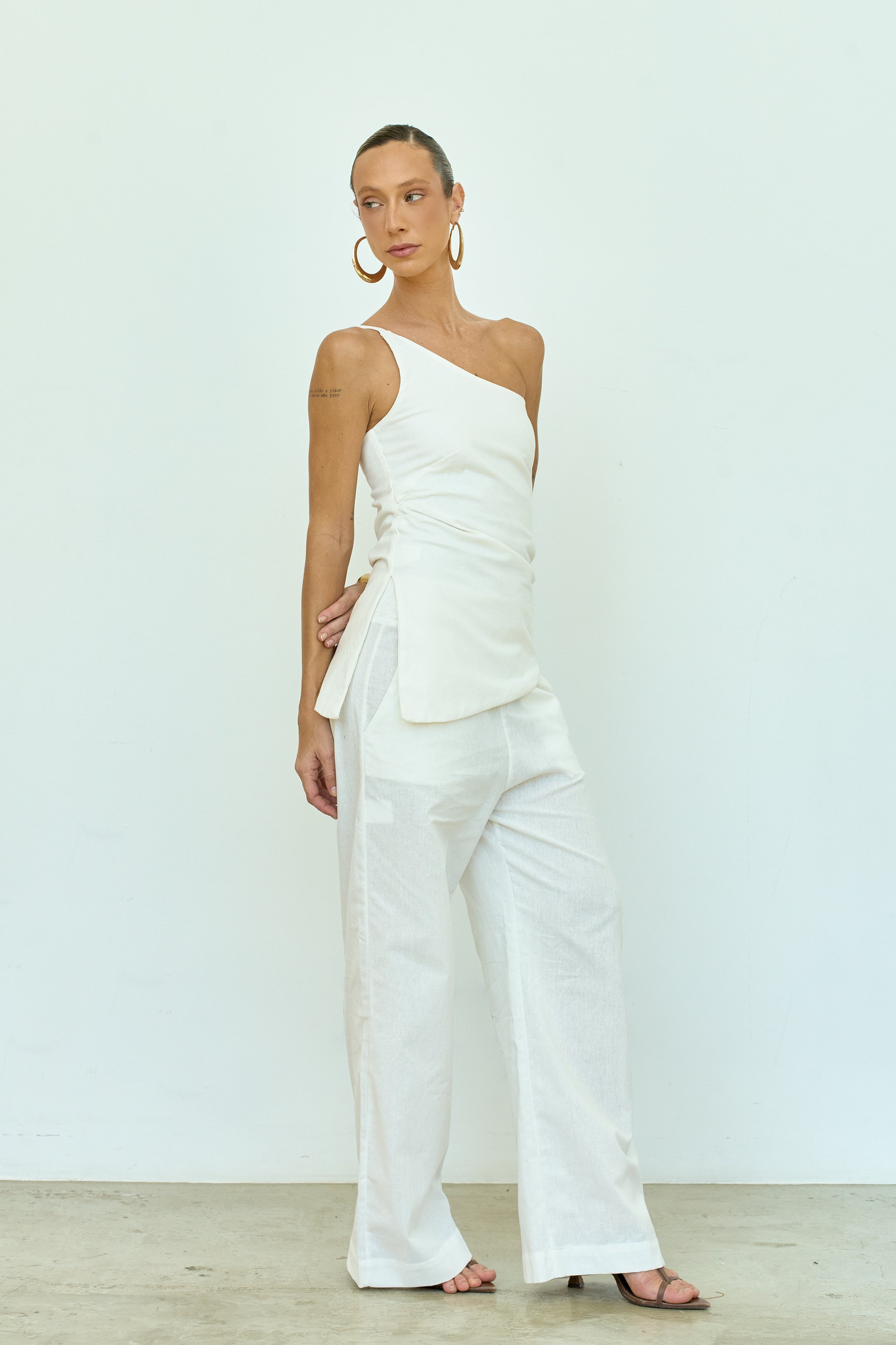 BLUSA ASSIMÉTRICA OFF WHITE