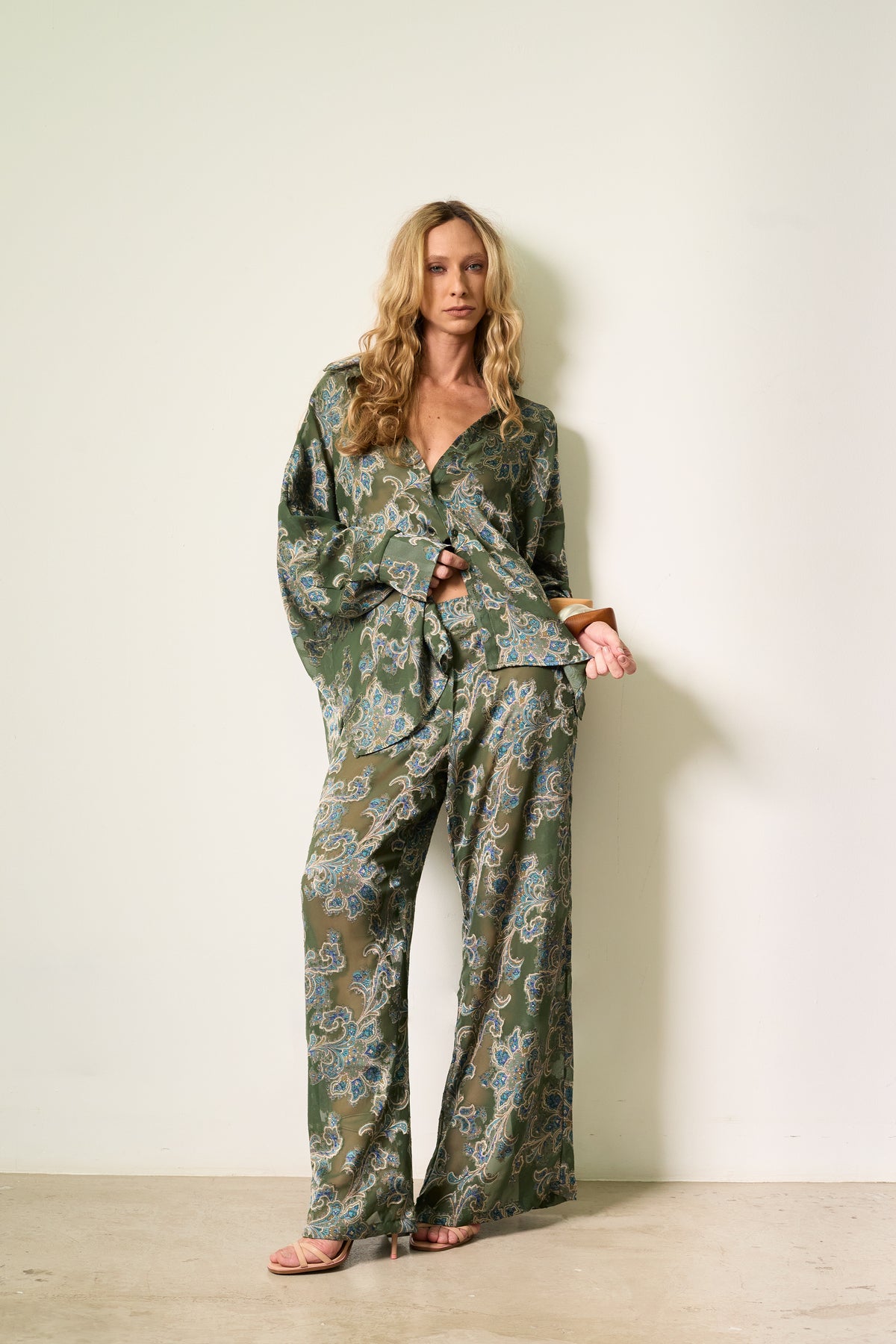 CONJUNTO CALÇA + CAMISA ESTAMPADA VERDE