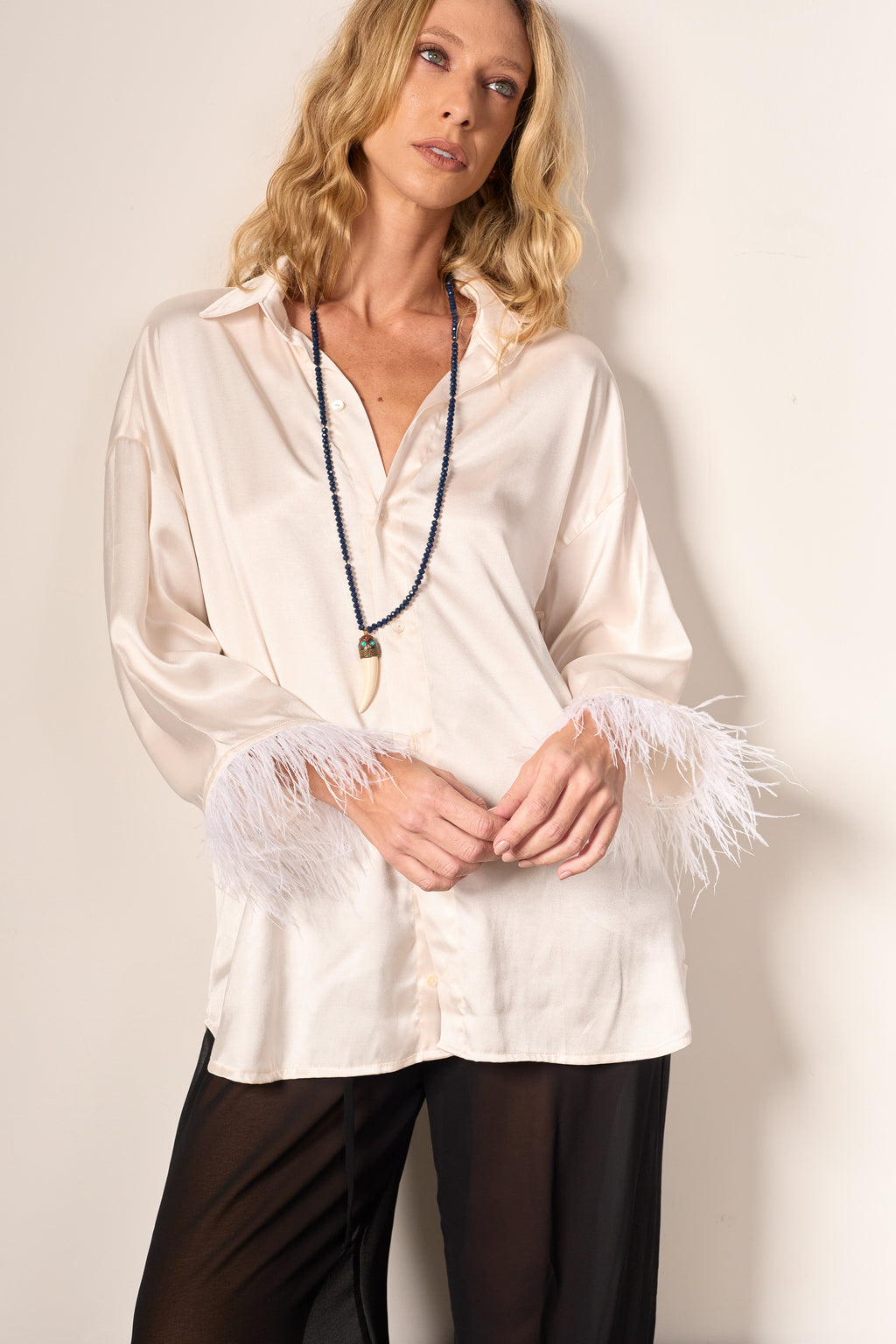 CAMISA OFF WHITE COM PLUMAS