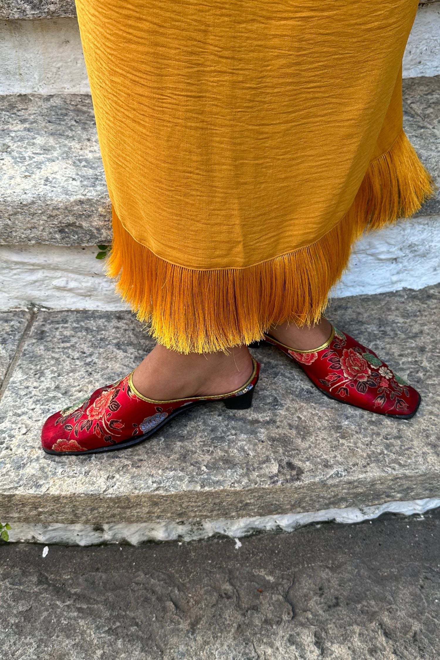 VESTIDO FRANJA OCRE