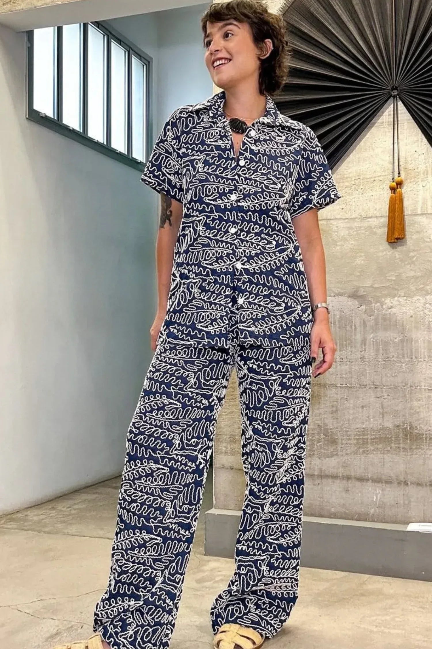 CALÇA BORDADA AZUL MARINHO - BOOBOO