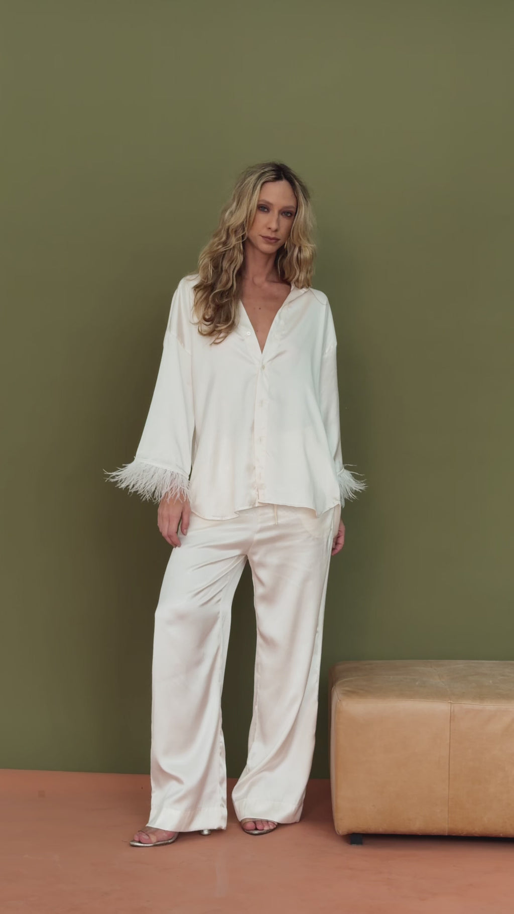 CAMISA OFF WHITE COM PLUMAS